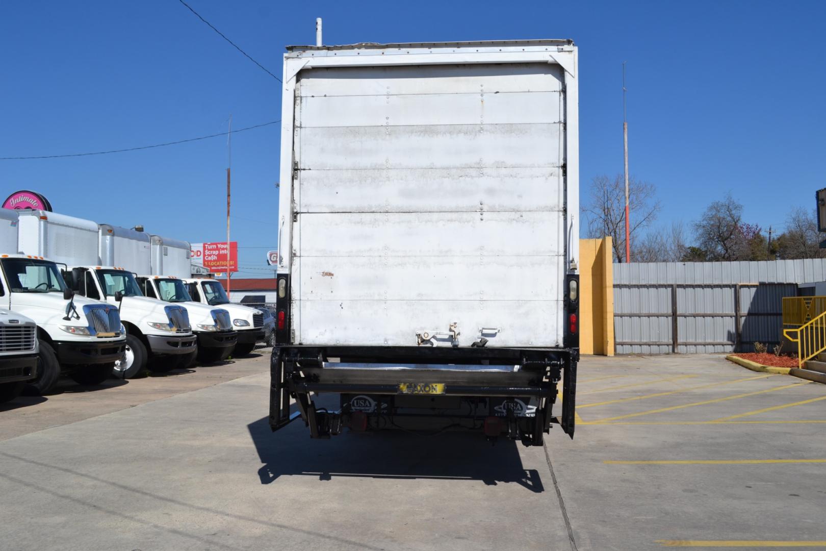 2012 WHITE /GRAY FREIGHTLINER M2-106 with an CUMMINS ISB 6.7L 220HP engine, ALLISON 2100HS AUTOMATIC transmission, located at 9172 North Fwy, Houston, TX, 77037, (713) 910-6868, 29.887470, -95.411903 - Photo#5